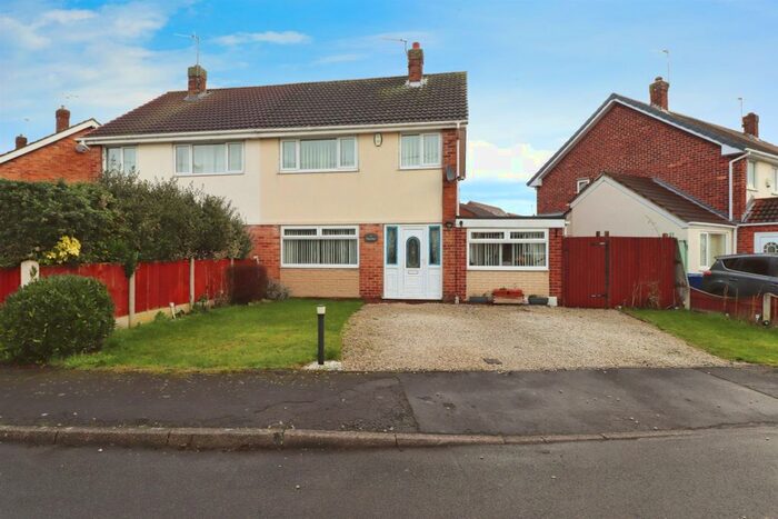 3 Bedroom Semi-Detached House For Sale In Sunningdale Road, Hatfield Woodhouse, Doncaster, DN7