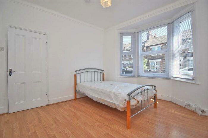 5 Bedroom Semi-Detached House To Rent In Wearside Road London, SE13
