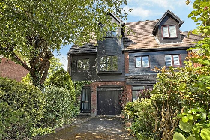 3 Bedroom End Terrace House For Sale In Waterside Close, Godalming, GU7
