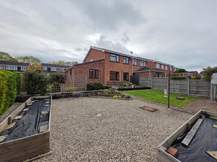 3 Bedroom Semi-Detached House For Sale In Stowe Drive, Southam, CV47