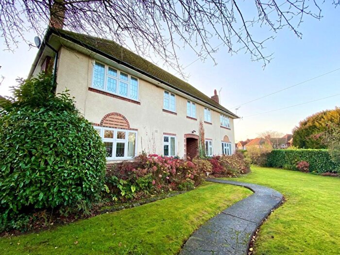 2 Bedroom Flat To Rent In Claygate Lane, Esher, KT10