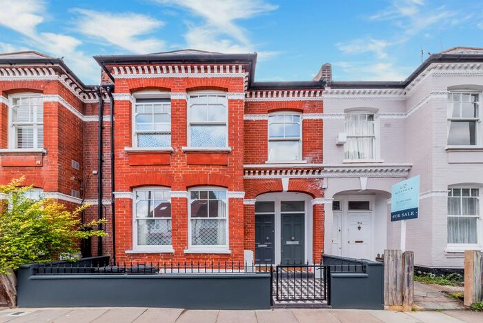 3 Bedroom Flat To Rent In Wixs Lane, Clapham, SW4