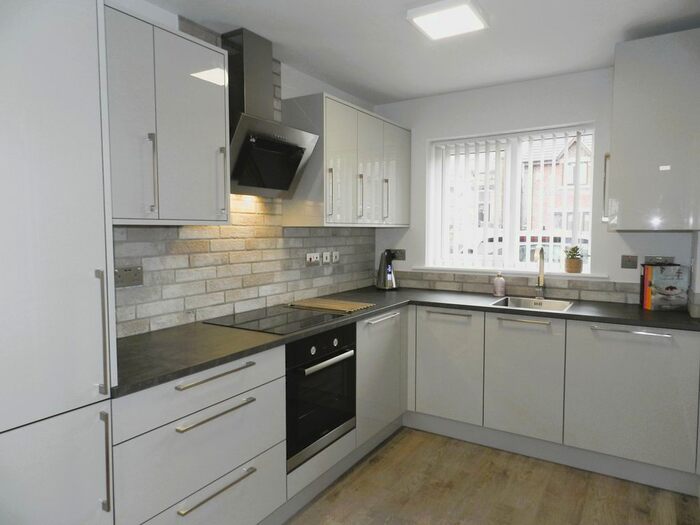 4 Bedroom Town House To Rent In High Street, Gawthorpe, Ossett, WF5