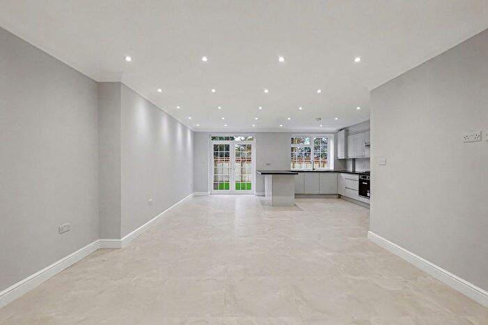 3 Bedroom Flat For Sale In Wallis Avenue, Maidstone, Kent, ME15