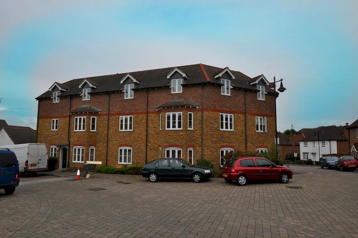 2 Bedroom Flat To Rent In Running Foxes Lane, Ashford, TN23