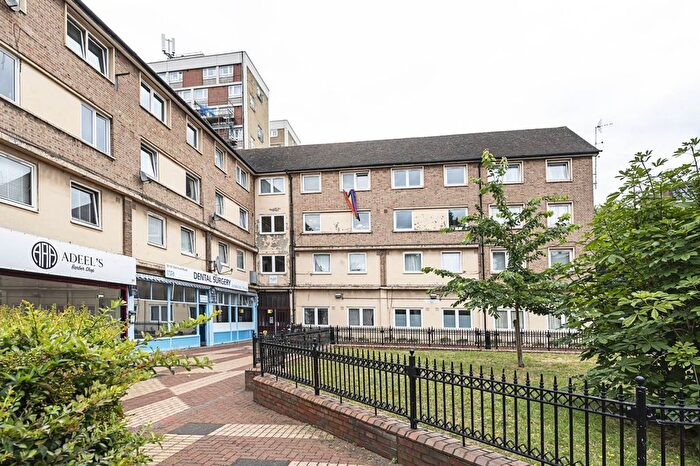 3 Bedroom Maisonette For Sale In James Campbell House, Old Ford Road, Bethnal Green, London, E2