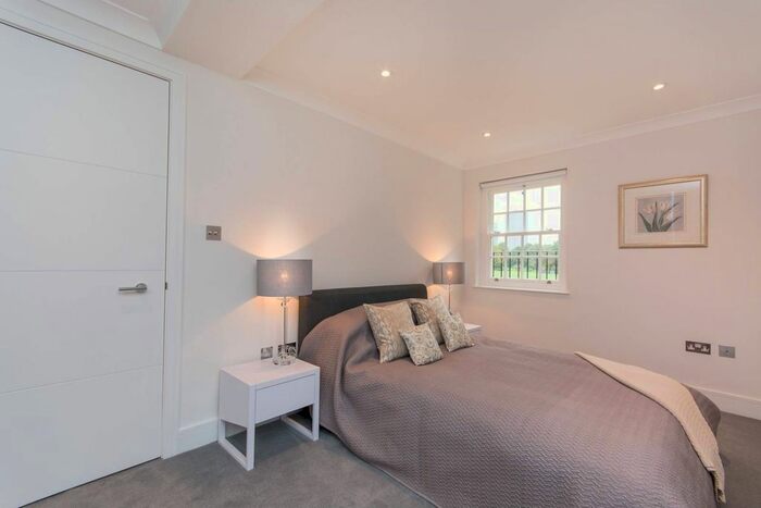 2 Bedroom Flat To Rent In Kennington Lane, Vauxhall, London, SE11