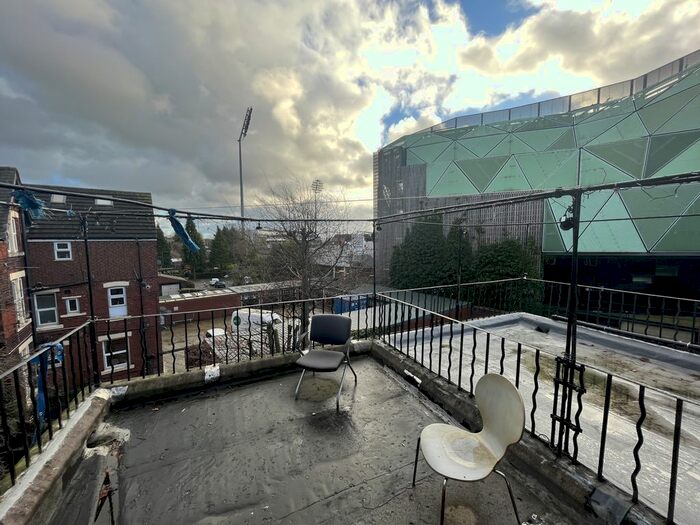 10 Bedroom Semi-Detached House To Rent In Kirkstall Lane, Leeds, West Yorkshire, LS6