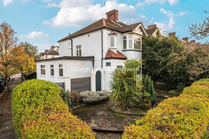 3 Bedroom Detached House For Sale In Waterfall Road, London, N11
