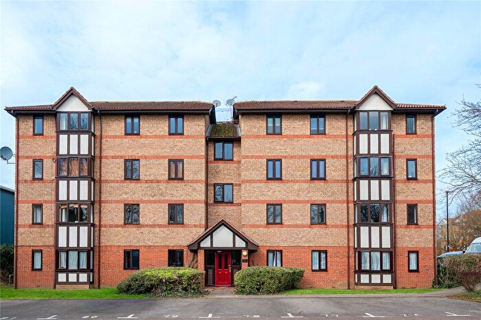 2 Bedroom Flat For Sale In Varsity Drive, Twickenham, TW1