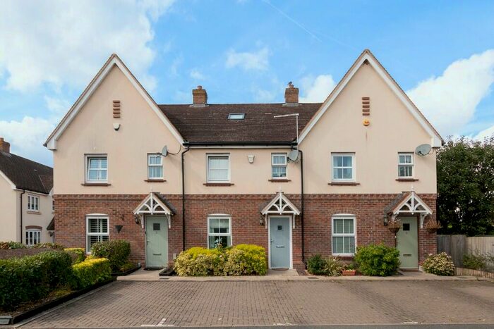 3 Bedroom Semi-Detached House To Rent In Hempstalls Close, SG12