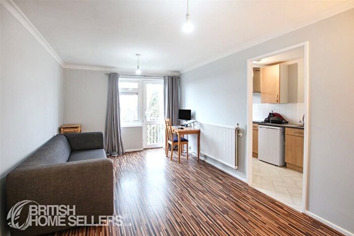1 Bedroom Flat For Sale In Fox Road, Langley, Berkshire, SL3