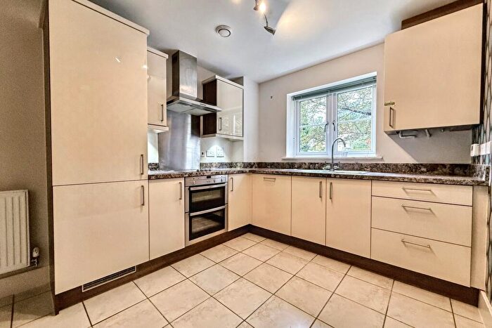 2 Bedroom Flat For Sale In Chandlers Ford, SO53
