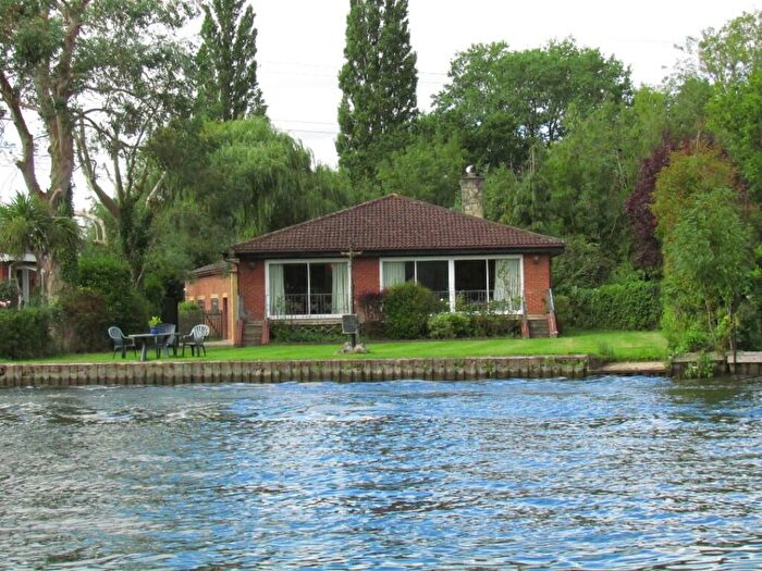 3 Bedroom Detached House For Sale In Dockett Eddy, Chertsey, Surrey, KT16