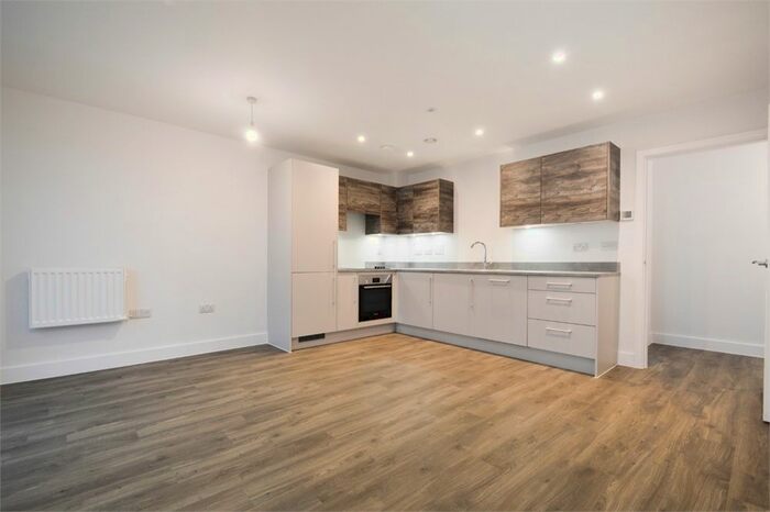 2 Bedroom Flat To Rent In Mole Road, Hersham, Walton-On-Thames, Surrey KT12