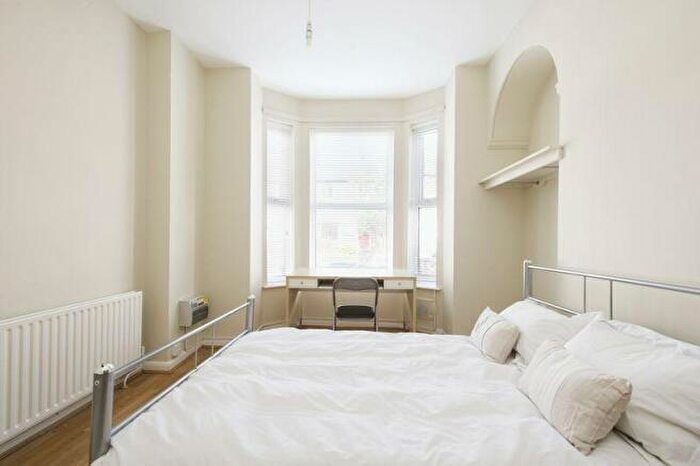 3 Bedroom Flat To Rent In Portland Road, Nottingham, Nottinghamshire, NG7