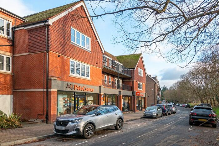 2 Bedroom Flat For Sale In Waterhouse Lane, Kingswood, KT20