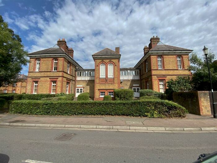 2 Bedroom Flat To Rent In Starling Lodge, Pennington Drive, N21