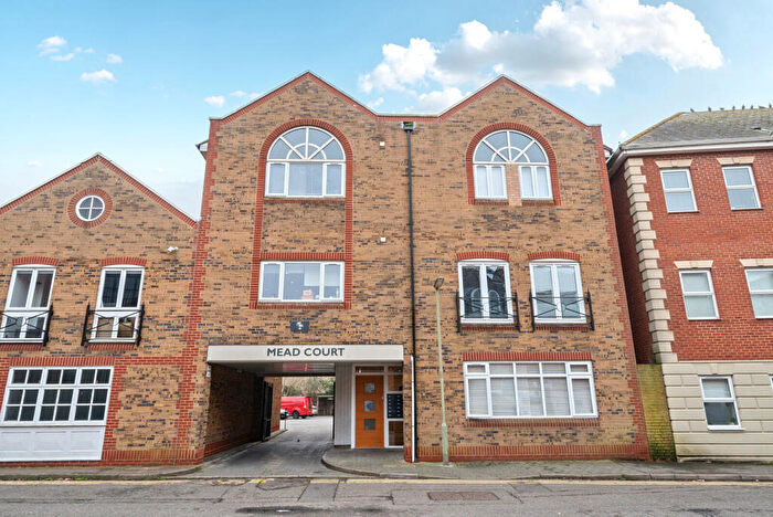 1 Bedroom Flat For Sale In Gogmore Lane, Chertsey, KT16