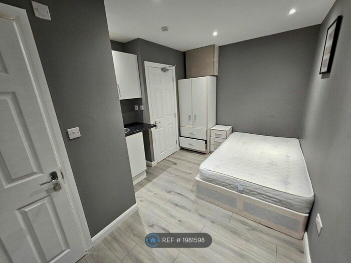 Studio To Rent In Penderry Rise, London, SE6