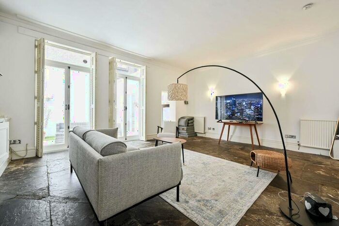 2 Bedroom Flat To Rent In Redcliffe Square, Chelsea, London, SW10