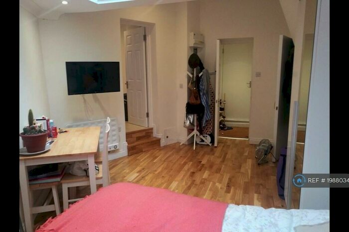 Studio To Rent In Danbury Street, London, N1