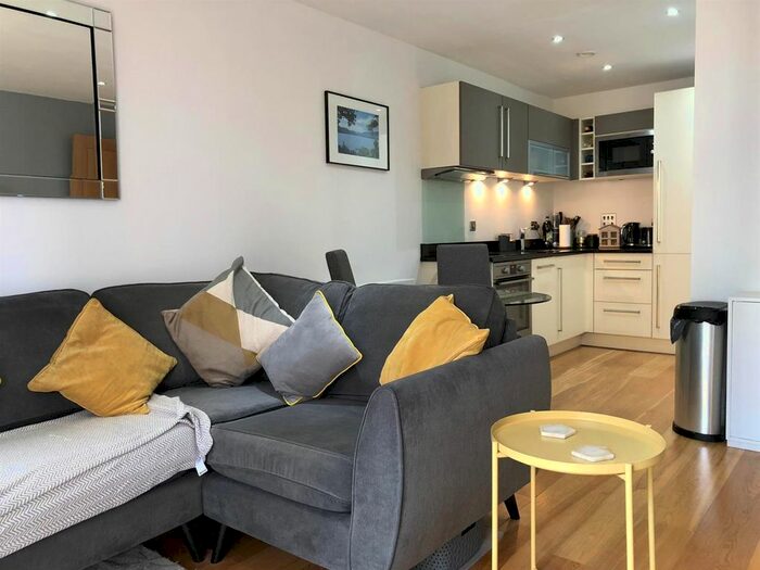 1 Bedroom Flat To Rent In Watermans Place, Leeds, West Yorkshire, LS1