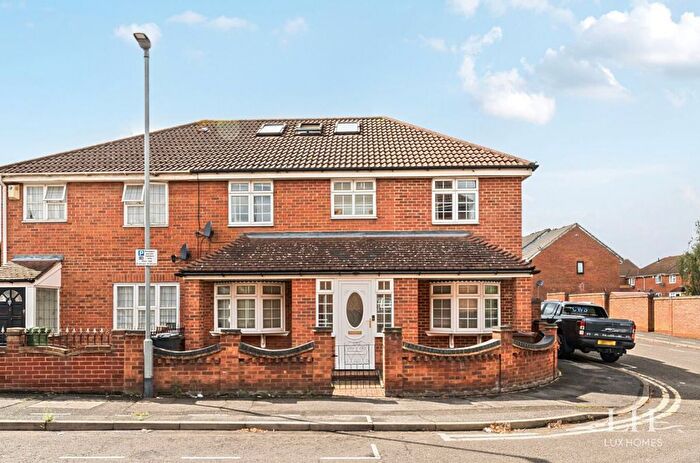 4 Bedroom Semi-Detached House For Sale In Burdetts Road, Dagenham, RM9