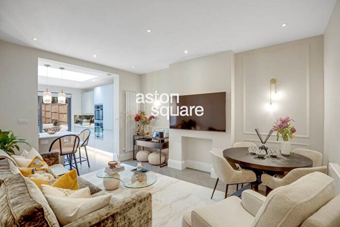 2 Bedroom Flat For Sale In Dollis Road, London, N3