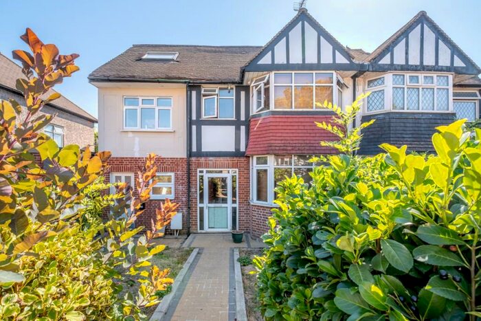 2 Bedroom House To Rent In Exford Road London, SE12