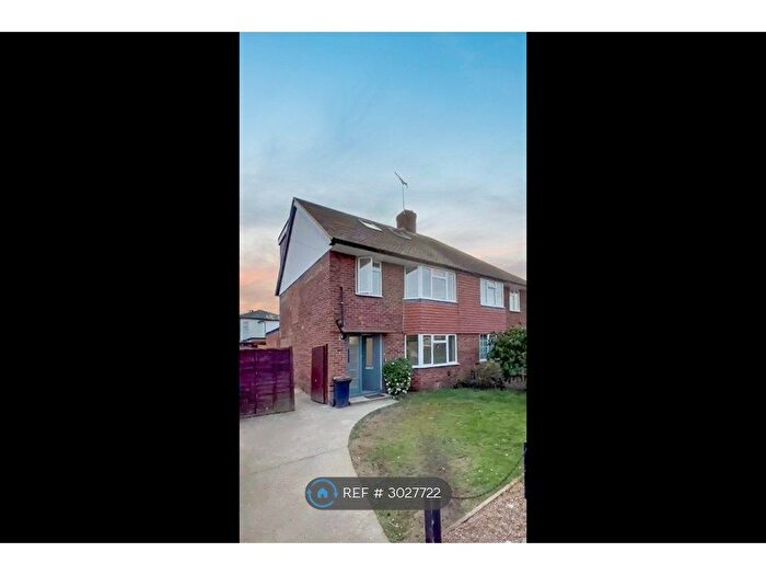 Studio To Rent In Meadow Way, Addlestone, KT15