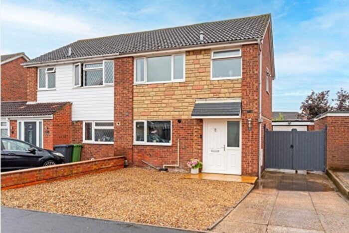 3 Bedroom Semi-Detached House For Sale In Curlew Close, St. Ives, PE27