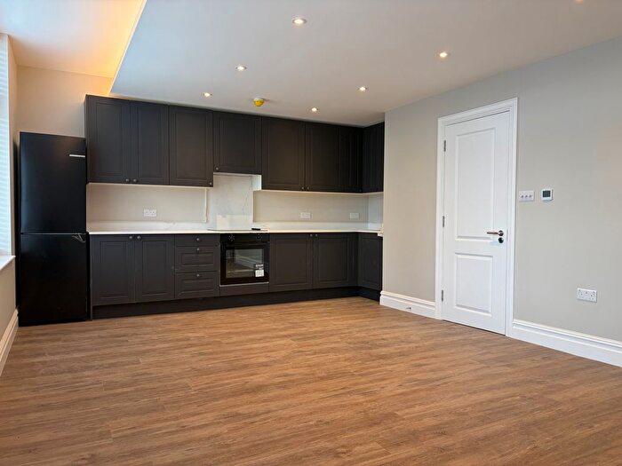 3 Bedroom Flat To Rent In The Rise, Palmers Green, N13