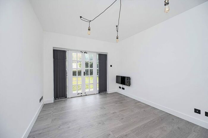2 Bedroom Flat To Rent In Pickering Close, Homerton, London, E9