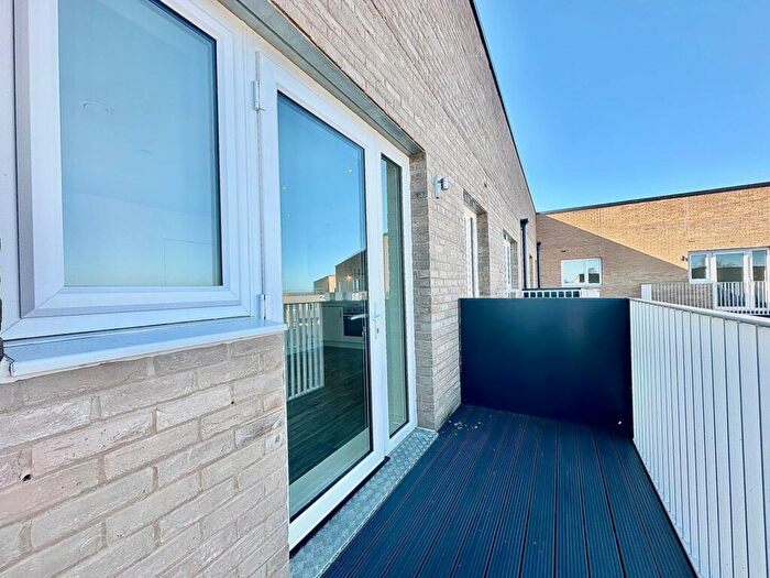 2 Bedroom Apartment To Rent In High View, Hatfield, AL10