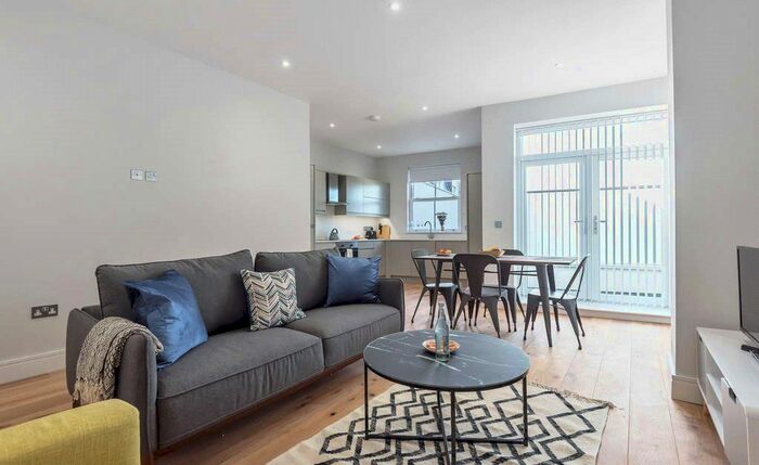 2 Bedroom Flat To Rent In Torriano Avenue, Kentish Town, London, NW5