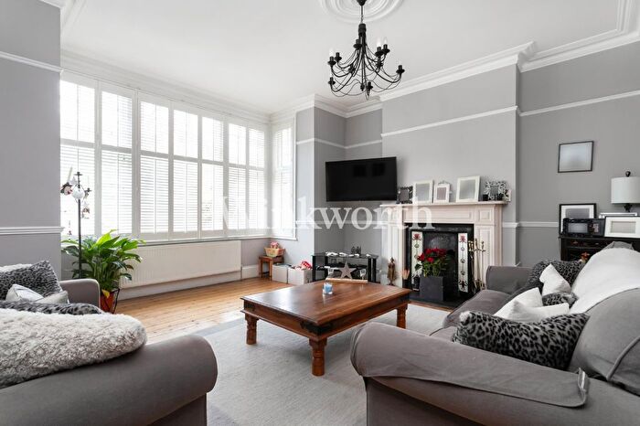 4 Bedroom Semi-Detached House For Sale In Derwent Road, London, N13