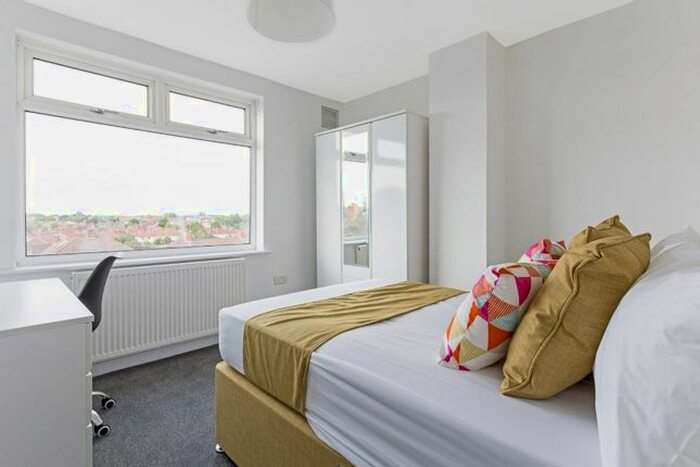 5 Bedroom Semi-Detached House To Rent In Kenmore Drive, Horfield, Bristol, BS7