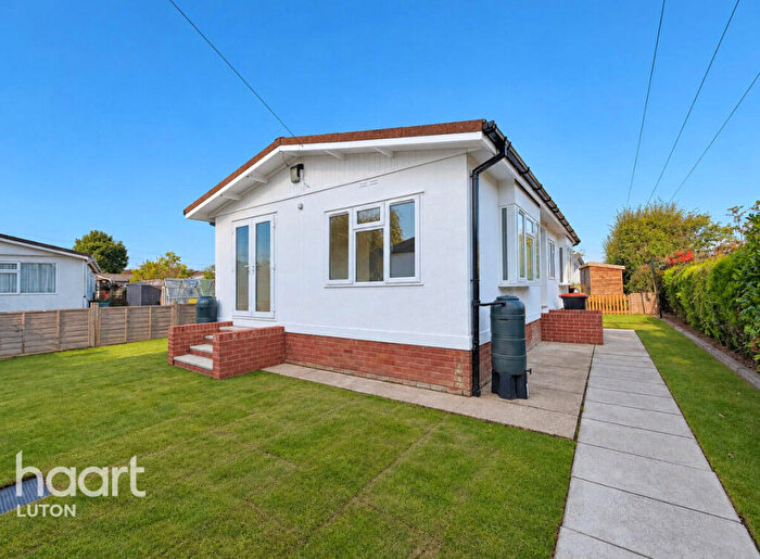 2 Bedroom Park Home For Sale In Half Moon Lane, Luton, LU1