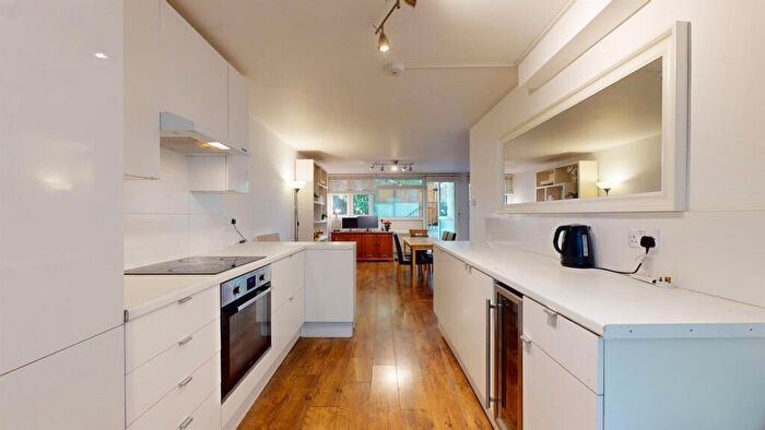 3 Bedroom Flat To Rent In Finborough Road, Chelsea, SW10