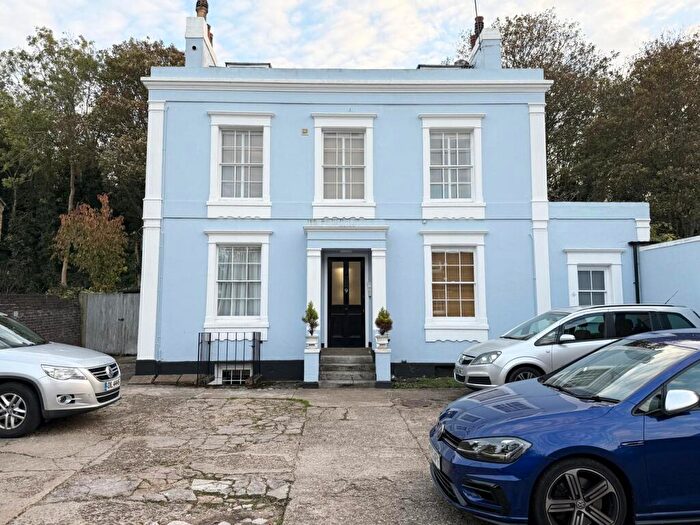 1 Bedroom Flat To Rent In The Hollies, Greenhithe, DA9