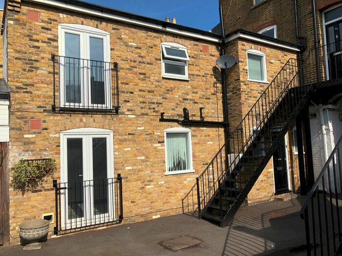 2 Bedroom Mews House To Rent In Stableyard Mews, Teddington, TW11