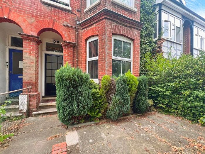2 Bedroom Maisonette For Sale In Cambridge Road, Aldershot, Hampshire, GU11