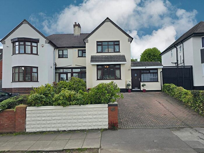 3 Bedroom Semi-Detached House For Sale In Millfield Avenue, Walsall, WS3