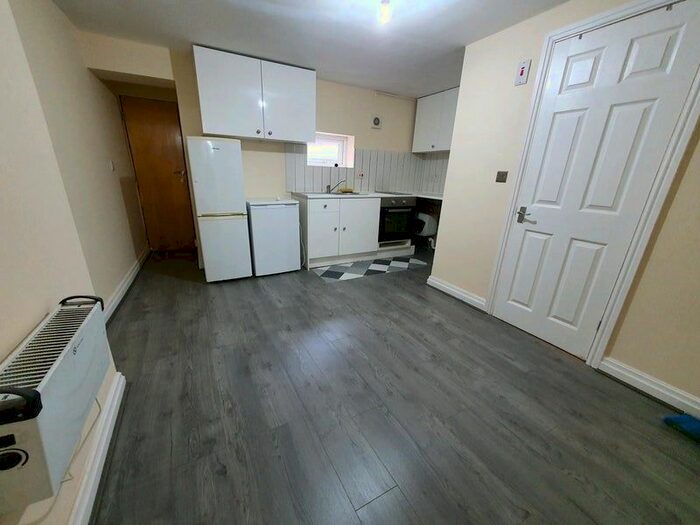 2 Bedroom Flat To Rent In Mayford Rd, Manchester, M19