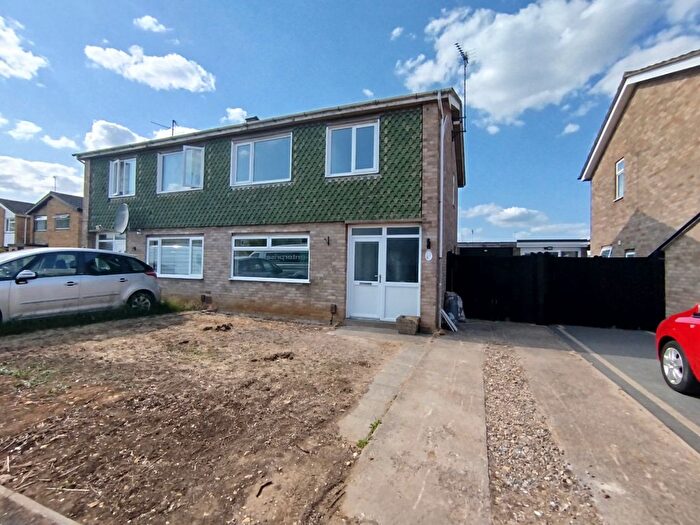 3 Bedroom Semi-Detached House To Rent In Fawsley Garth, Ravensthorpe, PE3