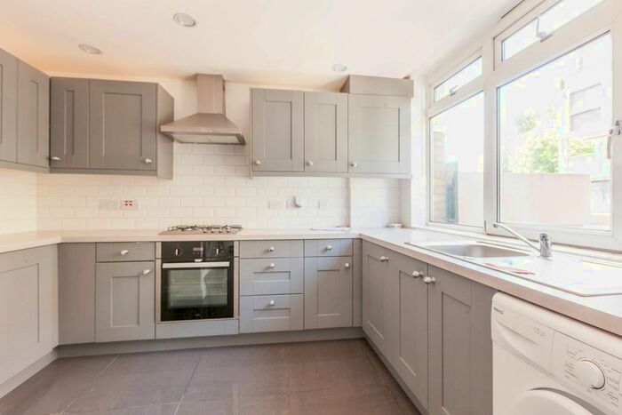 3 Bedroom Maisonette To Rent In Stockwell Park Road, Brixton, London, SW9