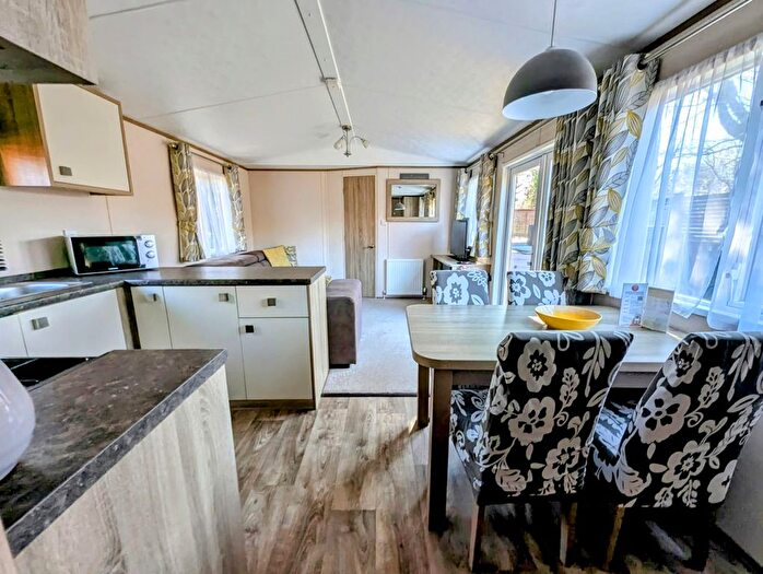 2 Bedroom Mobile/park Home For Sale In Finlake Holiday Park, Newton Abbot, TQ13