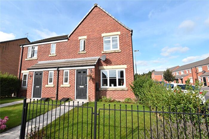 3 Bedroom Semi Detached House For Sale In Woodlands Way, Whinmoor, Leeds, LS14