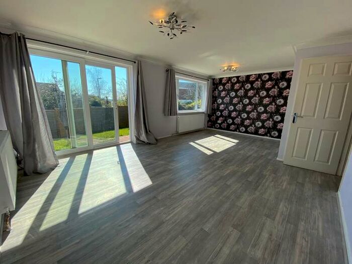 3 Bedroom Semi-Detached House To Rent In Kingsway, Caversham, Reading, RG4